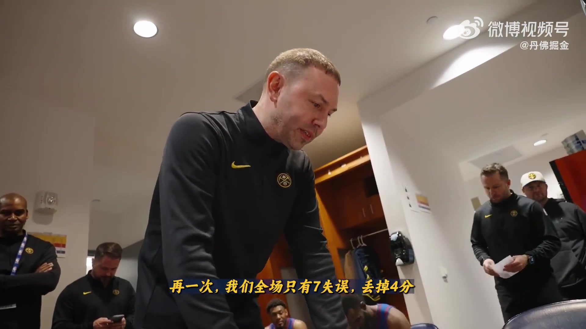 华体会app-近6战5胜！小阿德尔曼赛后更衣室激情演讲 一旁的穆雷闭目养神